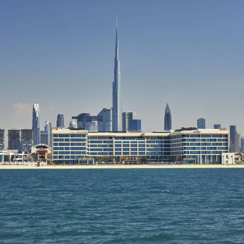 Ein Blick auf Dubais Skyline vom Wasser, mit dem Burj Khalifa in der Mitte und modernen Hochhäusern.