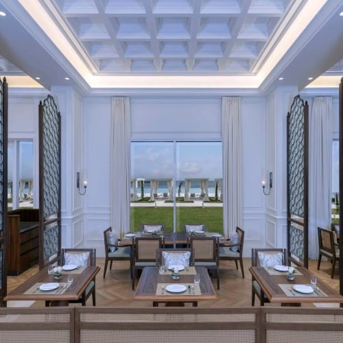 Elegantes Speisezimmer mit modernem Dekor, großes Fenster mit Vorhängen und Tischeinstellung für sechs Personen.