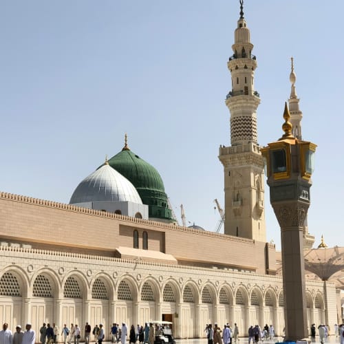 Ansicht der Fassade einer Moschee mit weißer Architektur, Kuppeln und Minaretten in Medina, Saudi-Arabien.