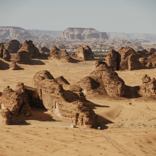 Felsformationen in einer Wüstenlandschaft im AlUla Ashar Tal Nationalpark.