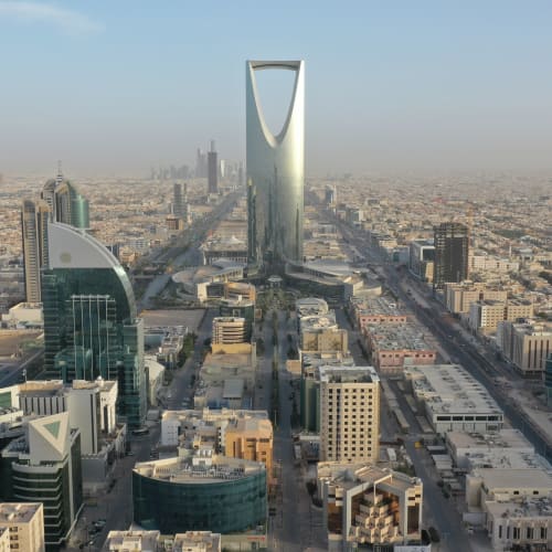 Luftaufnahme der Skyline von Riad mit dem berühmten Kingdom Centre Tower in Saudi-Arabien.