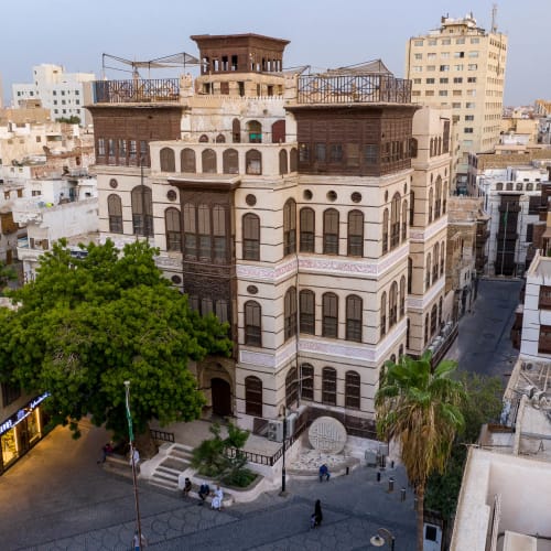 Ein Luftbild eines historischen Gebäudes in Jeddah, Saudi-Arabien, umgeben von modernen Gebäuden und Straßen.