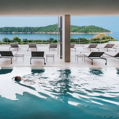 Innenpool mit Blick auf einen Balkon mit Blick auf einen See und eine Insel in Kroatien.