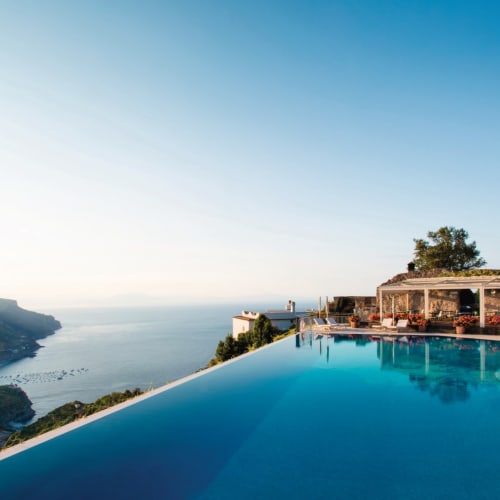 Ein Außenpool mit unendlichem Blick über das Meer mit Aussicht auf die Küste und den Himmel.