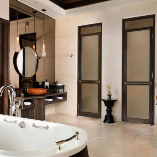 Luxuriöses Badezimmer mit Badewanne, zwei Türen mit Satin-Glas und modernen Lichtinstallationen.