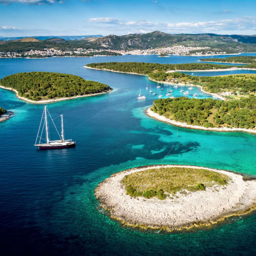 Luftaufnahme der Paklinski-Inseln in der Nähe von Hvar mit türkisfarbenem Wasser und Segelbooten.