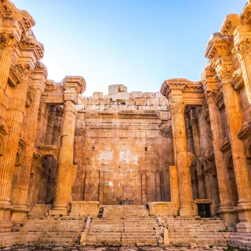 Alte römische Ruinen mit großen Steinspalten und Treppen in Baalbek, Libanon.