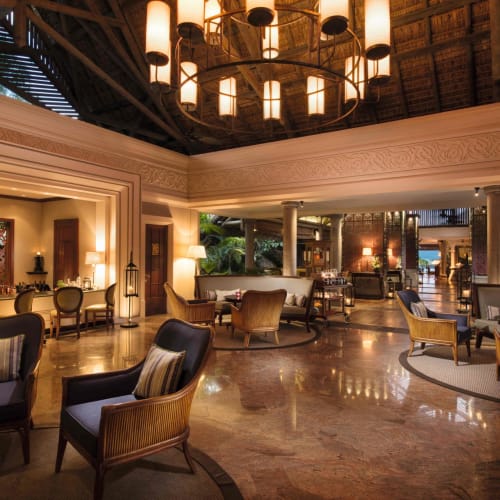 Elegante Lounge mit moderner Beleuchtung, luxuriösen Stühlen und angenehmer, warmer Atmosphäre.