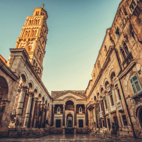 Der historische Diokletianpalast in Split, Kroatien, vom Innenhof mit dem Uhrturm im Hintergrund.