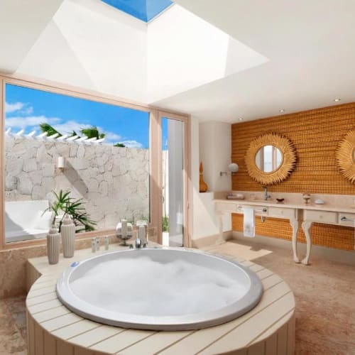 Luxuriöses Badezimmer mit Jacuzzi-Badewanne, großen Fenstern mit Blick auf Himmel und Felsen im Freien, Holz-Wand mit zwei runden Spiegeln und moderner Dekoration.