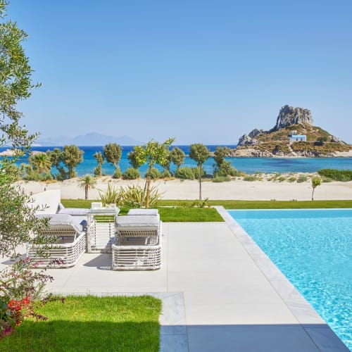 Luxuriöser Bungalow mit privatem Pool und Terrasse mit Blick auf das Meer in einem tropischen Resort.