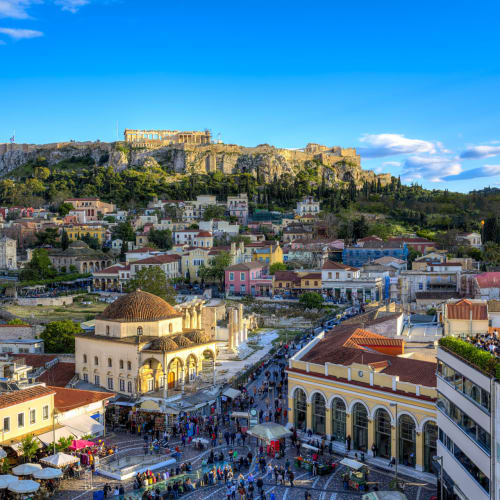 Blick auf das historische Gebiet in Athen mit der Akropolis an einem sonnigen Tag.