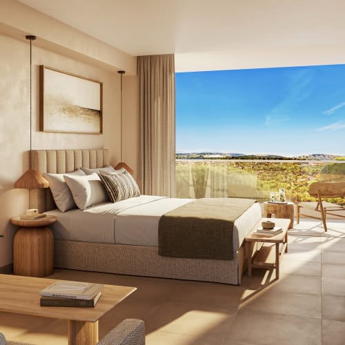 Modernes Hotelzimmer mit großem Fenster, das eine malerische Landschaft zeigt, und einem gemütlichen Bett mit neutraler Dekoration.