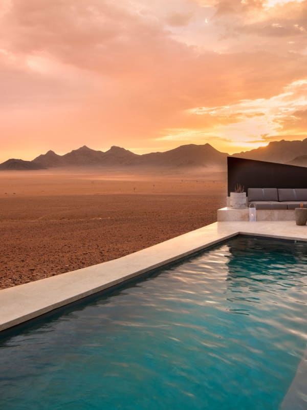 andBeyond Sossusvlei Deser Lodge Namibia Aussicht auf die Ebene vom Pool aus