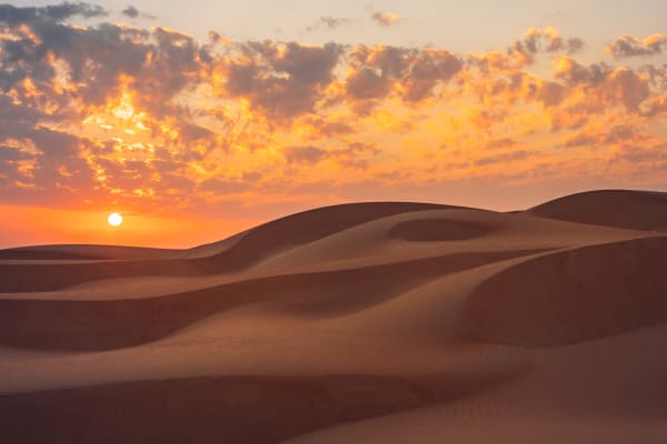 Sonnenuntergang über den Dünen der Wüste