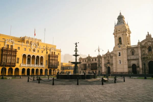 Plaza Mayor im Centro Histórico Lima — koloniale Kathedrale und Erzbischofspalast mit Holzbalkonen