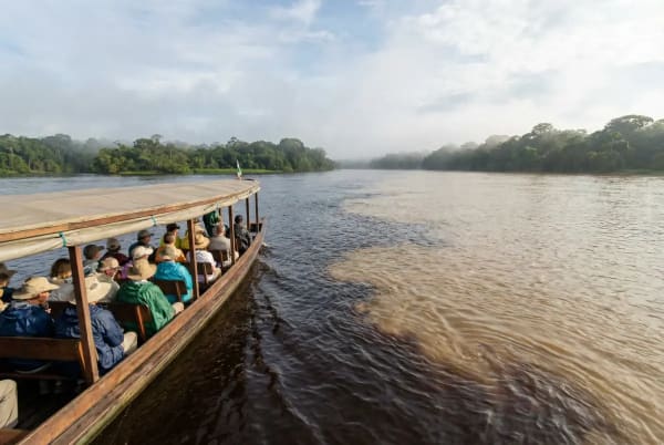 Bootstour zur Begegnung der Wasser bei Manaus — schwarzer Rio Negro trifft auf den hellen Rio Solimoes im Amazonas Brasilien