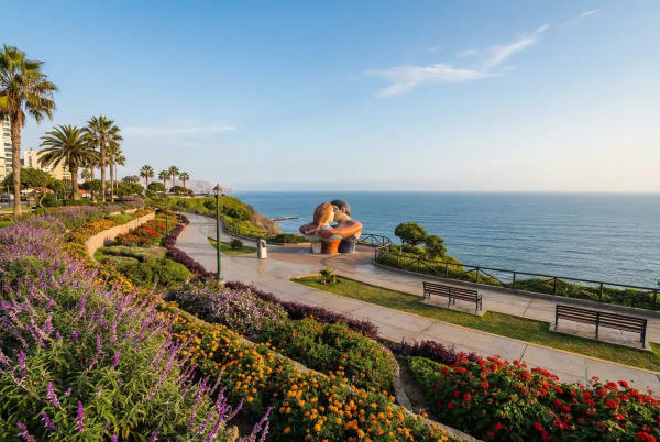 Miraflores Lima — Malecón-Promenade entlang der Pazifik-Klippen mit Blick auf den Ozean