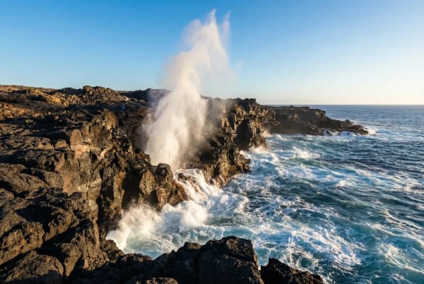 Sprühfontäne des Blowholes an den Klippen von Punta Suarez auf Española, Galápagos