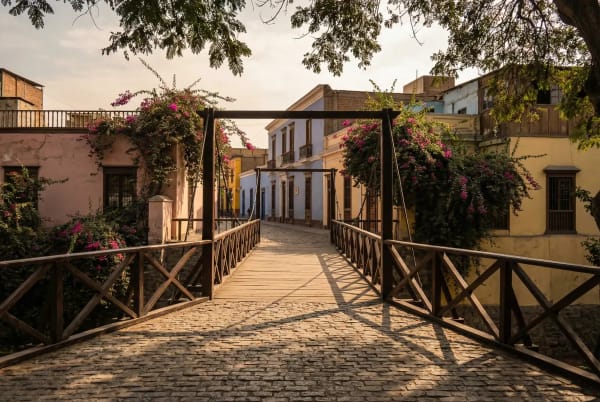 Puente de los Suspiros in Barranco Lima — romantische Holzbrücke im Künstlerviertel