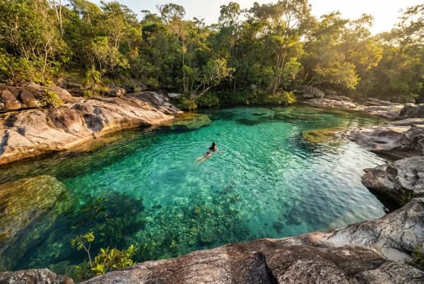 Schwimmerin in kristallklarem türkisblauem Naturbecken am Caño Cristales in Kolumbien