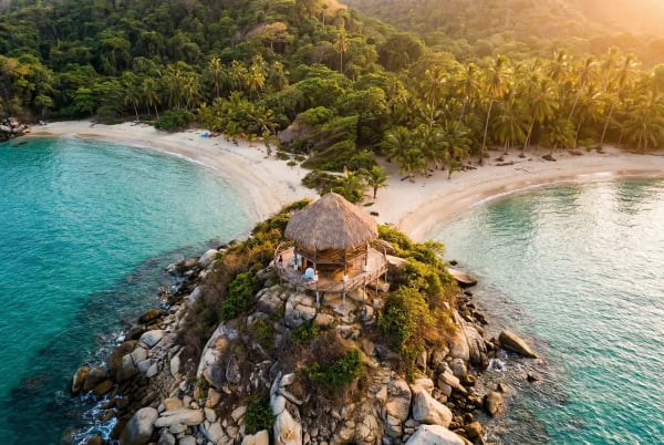 Cabo San Juan de Guía im Tayrona-Nationalpark mit zwei türkisfarbenen Buchten und Palmenhütte auf dem Felsen