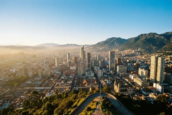Panoramablick ueber Bogota mit den Andengipfeln im Hintergrund bei klarem Himmel