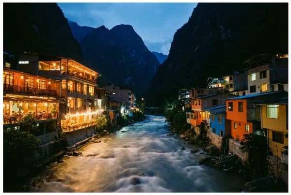 Aguas Calientes bei Nacht — Restaurants und Hotels am Urubamba-Fluss