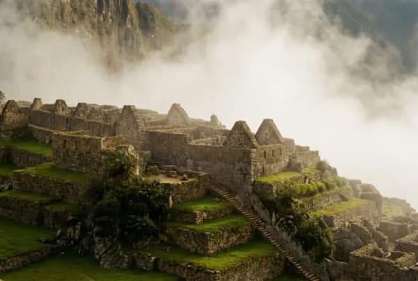 Machu Picchu Ruinen im Morgennebel — Terrassen und Tempel ohne Touristen