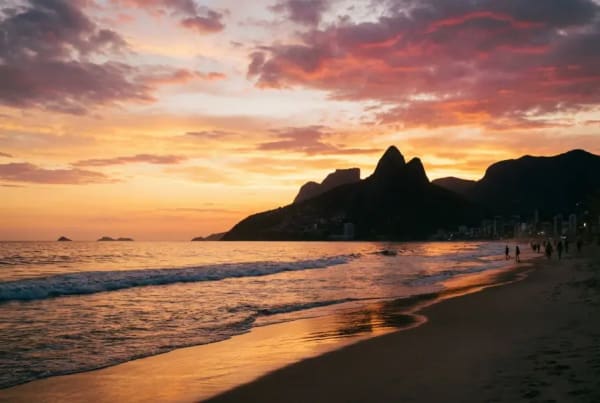 Ipanema-Strand in Rio de Janeiro bei Sonnenuntergang mit Dois Irmaos im Hintergrund waehrend der Trockenzeit