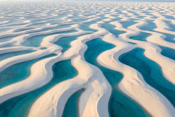 Weisse Sandduenen mit gefuellten blauen Lagunen in den Lencoeis Maranhenses aus der Vogelperspektive