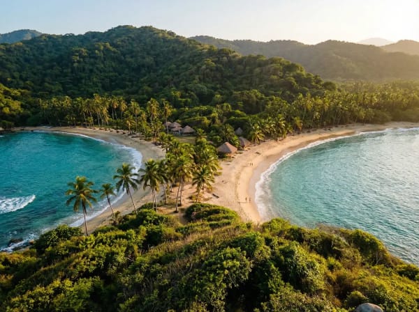 Cabo San Juan im Tayrona Nationalpark von oben — zwei Buchten mit Palmen und Regenwald