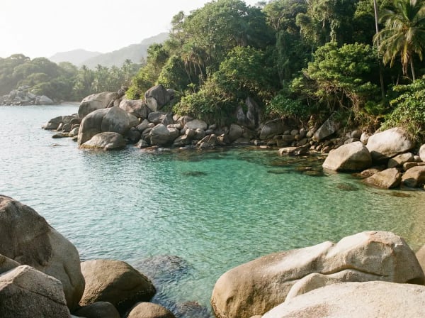 La Piscina im Tayrona Nationalpark — geschützte Badestelle mit klarem Wasser