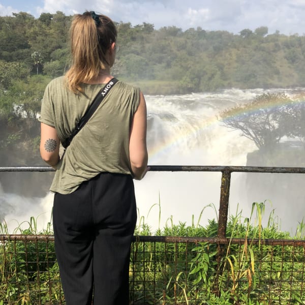 Eine Frau blick über die Murchison Wasserfälle