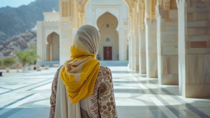 Touristing besucht Moschee in Oman