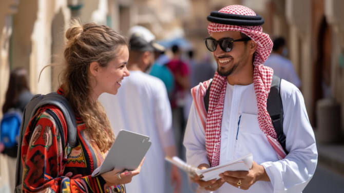 Touristin spricht mit Einheimischen in Oman