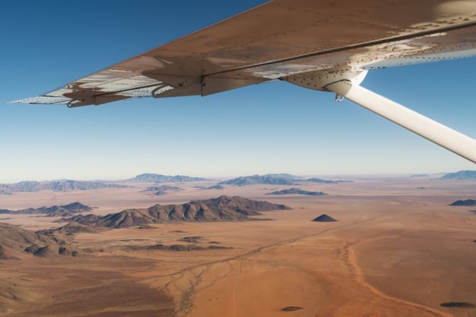 Luftaufnahme der Wüste aus dem Flugzeug