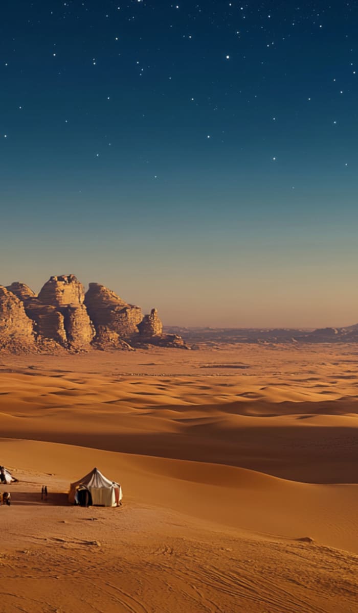 Eine weite Wüste bei Nacht mit Felsformationen und kleinen Zelten im Sand unter einem sternenklaren Himmel.