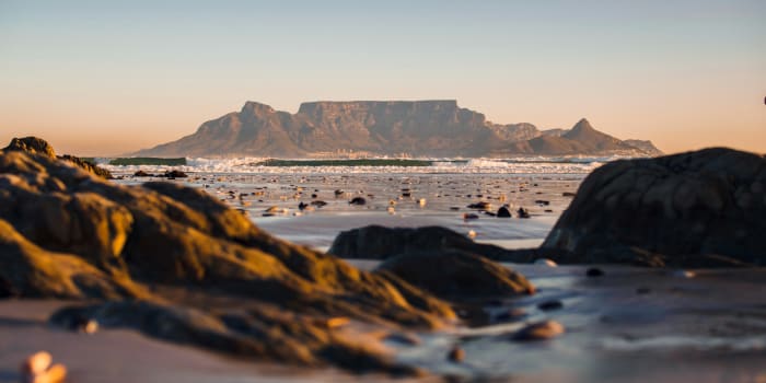 Steine mit Meer und der Tafelberg im Hintergrung