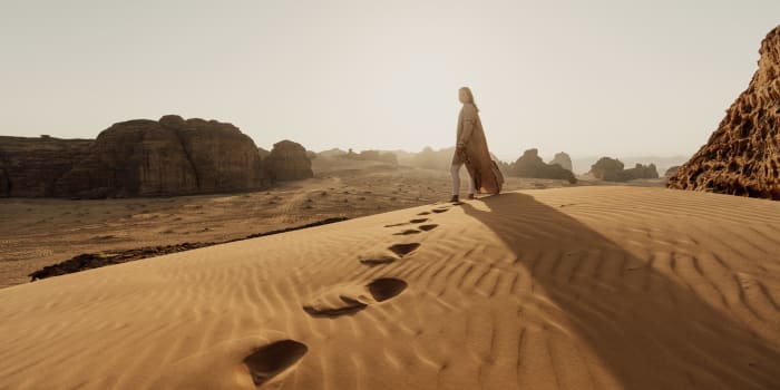 Mädchen auf einer Sanddüne in AlUla