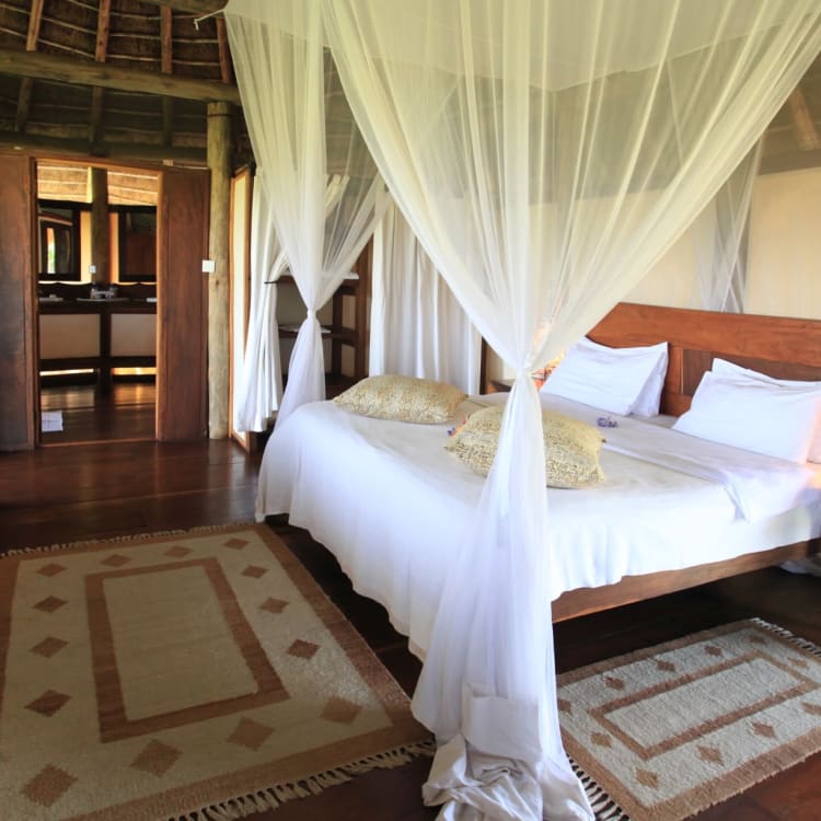 Schlafzimmer mit Doppelbett in der Apoka Safari Lodge