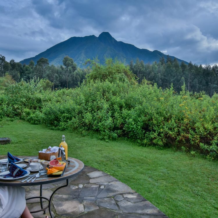 Fruehstueck auf der Terrasse mit Blick auf die Vulkanlandschaft