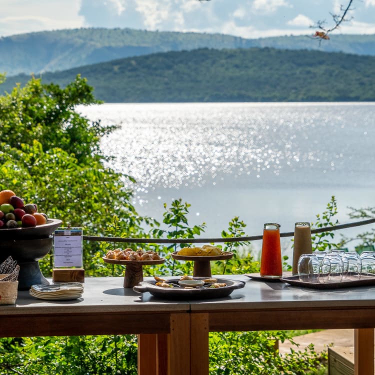 Frühstück im Magashi Camp mit Blick auf den See 