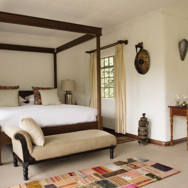 Schlafzimmer mit Doppelbett der Sabyinyo Lodge