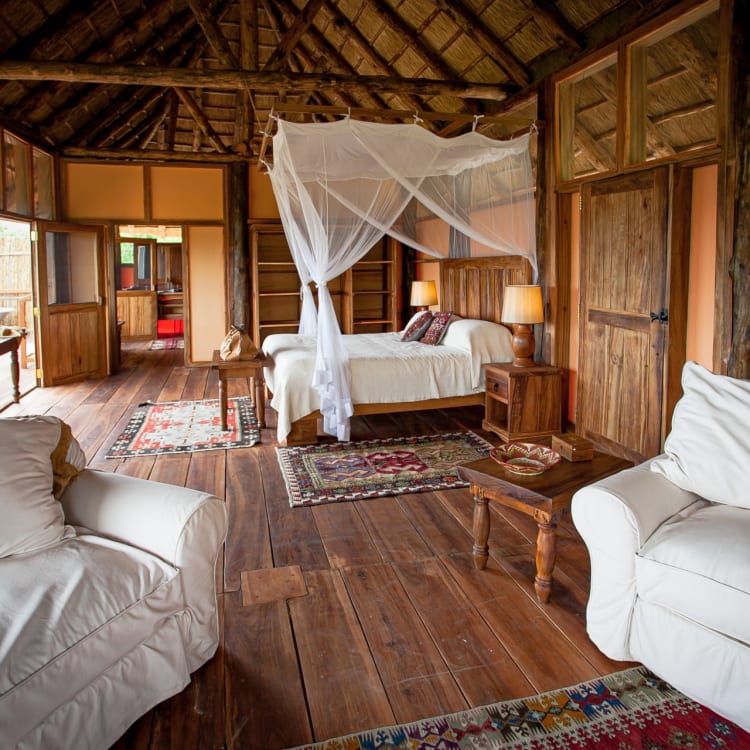 Innenansicht eines Doppelzimmers in der Semliki Safari Lodge