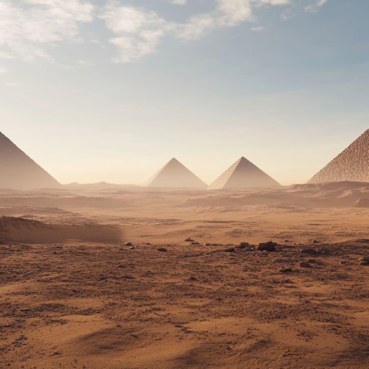 Alte ägyptische Pyramiden ragen über eine Wüstenlandschaft bei Sonnenuntergang.