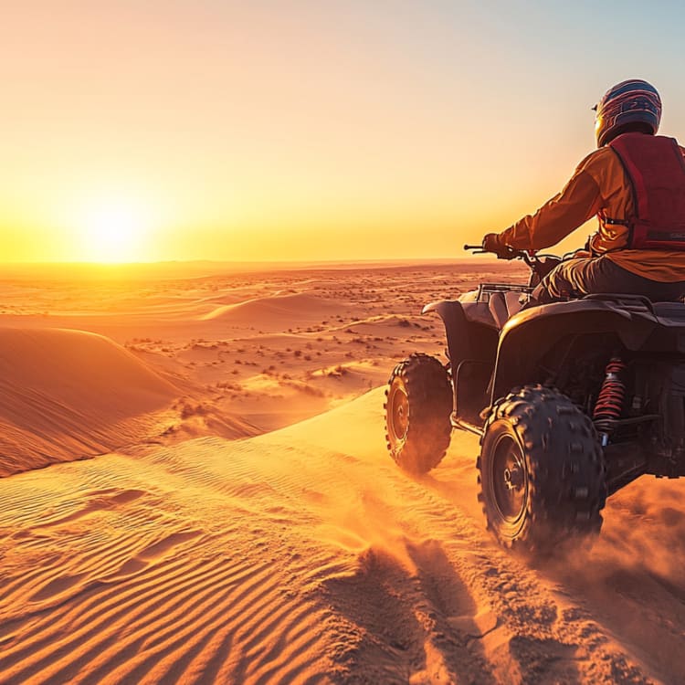 Person, die bei Sonnenuntergang in Ägypten eine ATV-Fahrt durch die Wüsten dunes macht.