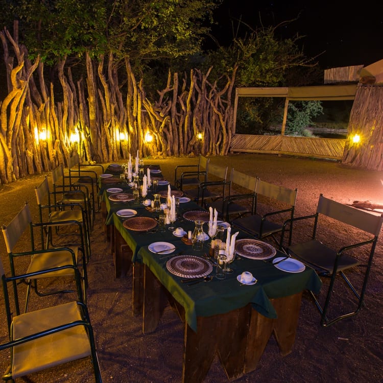 Essbereich der Mashatu Lodge mit großem gedeckten Tisch