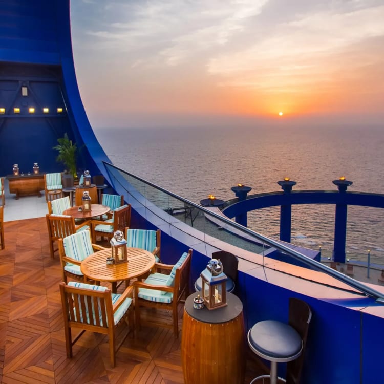 Eine Restaurantterrasse mit Blick auf das Meer