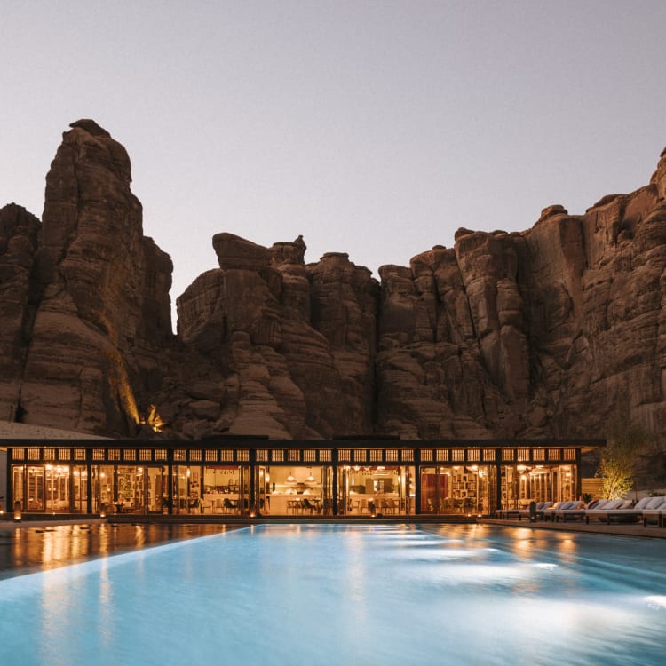 Der Pool, der zum Hotelgebäude hinaufführt, und ein Hintergrund mit herrlichen Felsformationen